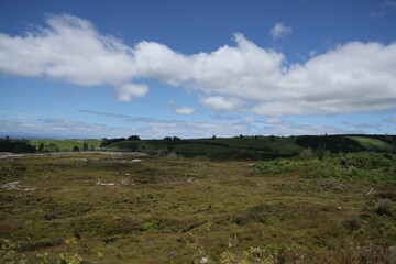 Obraz premium New Zealand Taupo Rolling Green Hills Under Bright Cloudy Sky 01.12.2025