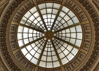 the architectural design of the large glass domed ceiling or skylight that forms part of the ceiling within the main hall or lobby of the National Gallery. is a prominent element of its interior desig