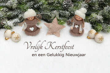 Obraz premium Kerstkaart: Nederlandse kerstgroeten met kerstversiering en dennentakken in de sneeuw. Fijne kerst en een gelukkig nieuwjaar.