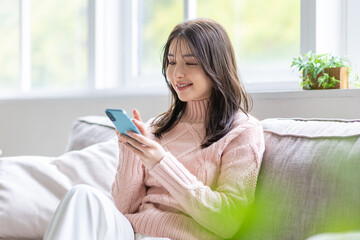 スマホを見る女性