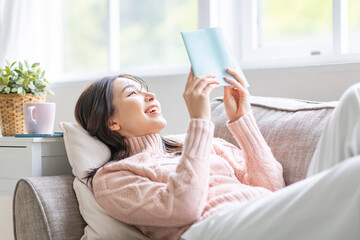 ソファで読書をする女性