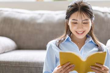 部屋で読書をする女性