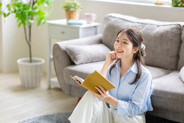 部屋で読書をする女性