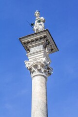 udine, italien - statue der justitia auf der piazza della liberta