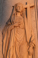 triest, italien - statue der heiligen maria im abendlicht
