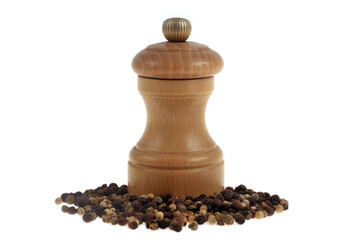 Moulin à poivre en bois avec du poivre en grains en gros plan sur fond blanc