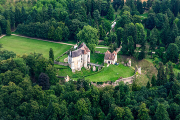 vue a&eacute;rienne du ch&acirc;teau d'Harcourt en France