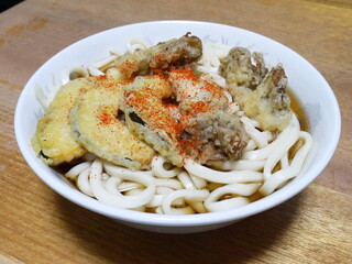日本の家庭の食卓、天ぷらうどん