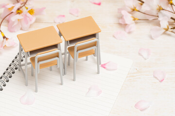 卒業入学イメージ｜机とノートと桜