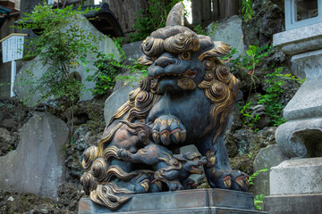 千葉県成田市 成田山新勝寺の境内に鎮座する青銅の狛犬と新緑