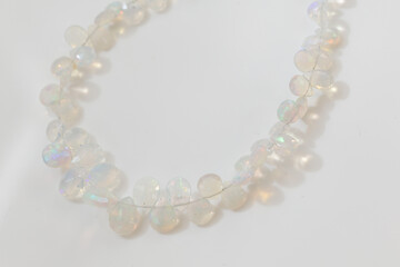 エチオピアンオパールのブリオレット｜ふんわり遊色がきらめく天然オパール素材