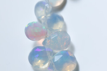 エチオピアンオパールのブリオレット｜ふんわり遊色がきらめく天然オパール素材