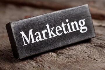 Fototapeta premium Marketing block on a wooden surface during daylight