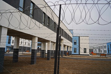 Obraz premium Metal fencing and barbed wire in the juvenile colony.