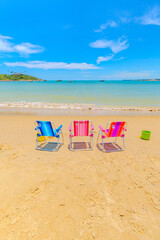 foto de cadeiras de praia de crian&ccedil;a de frente para mar calmo num dia de ver&atilde;o.