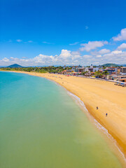 Imagem a&eacute;rea da praia de Mea&iacute;pe, destino tur&iacute;stico ensolarado no sul do estado do espirito santo.