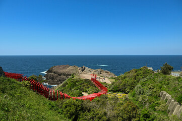 山口県の元乃隅神社(もとのすみじんじゃ)、赤色の鳥居が神秘的で美しい
