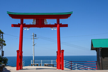 山口県の元乃隅神社(もとのすみじんじゃ)、赤色の鳥居が神秘的で美しい
