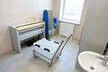 Medical examination room with functional equipment and clean design for patient assessments