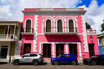 Pink facade in a Spanish Colonial architectural style along the Plaza Federico Degetau in Ponce, Puerto Rico © Alexandre ROSA