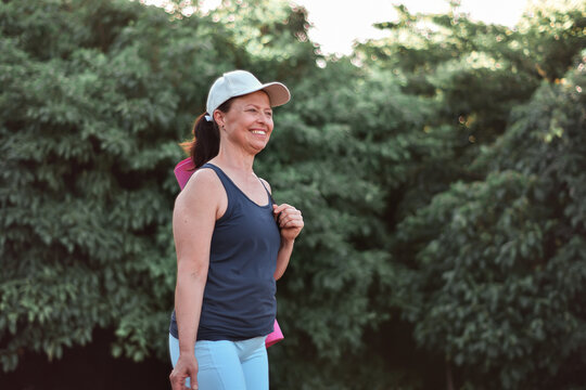 mulher de 55 anos feliz, estilo de vida ativo e saud&aacute;vel, autocuidado corpo real