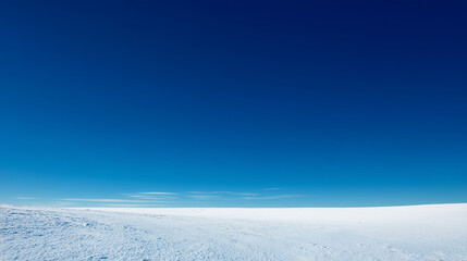 Obraz premium 抜けるような青空と広大な雪原のミニマルな風景