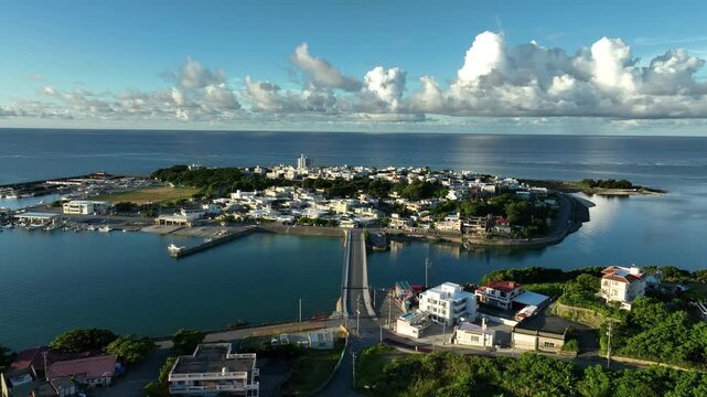 朝焼けに輝く奥武島の透明な海とリーフ空撮
