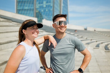 Obraz premium Couple enjoys time outdoors after workout in urban area