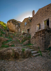 Maison abandonn&eacute;es et gros rochers dans le village de Monsanto, Beira Alta, Portugal
