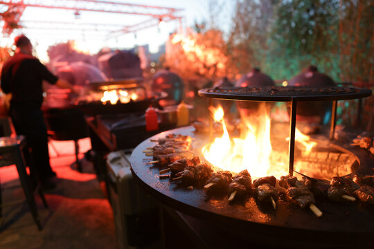 Fleisch auf einem rustikalen Grill mit Holzfeuer