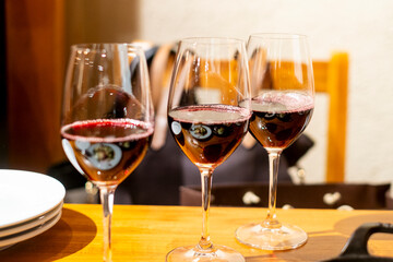 赤ワインで乾杯