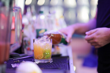 Barkeeper mixt einen Cocktail