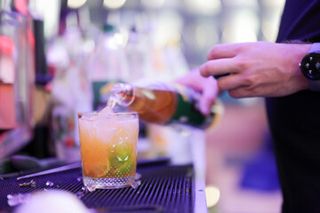 Barkeeper mixt einen Cocktail