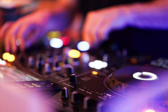 Hand eines DJs am Mischpult