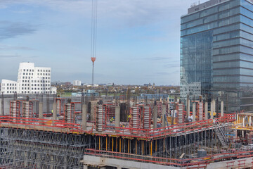 Bauarbeiter arbeiten auf einer Baustelle