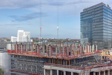 Bauarbeiter arbeiten auf einer Baustelle