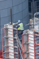 Bauarbeiter arbeiten auf einer Baustelle