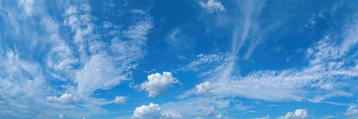 Fototapeta premium Wide-angle shot of a gentle cloudscape in the sky, ideal for editorial header backgrounds