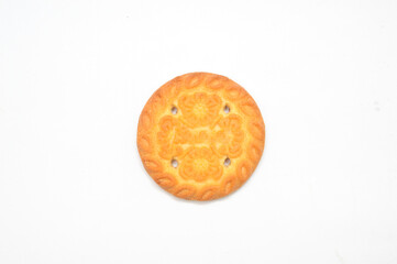 Close-up of a single round, golden-brown biscuit, cookie with a detailed embossed floral, mandala pattern, isolated on a clean white background. Concept for snack food, bakery design, and sweet desser
