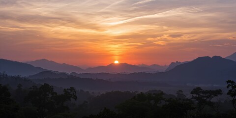 Obraz premium Evening sunset over mountain landscape in southern Thailand, ideal for scenic photography