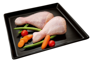 prato com coxa de frango cru acompanhado de cenoura, tomate cereja e vagem isolado em fundo transparente