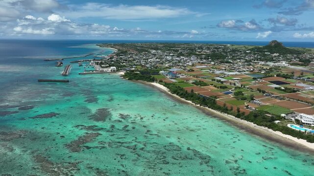 伊江島を一望するドローン映像 - 晴天の空と海