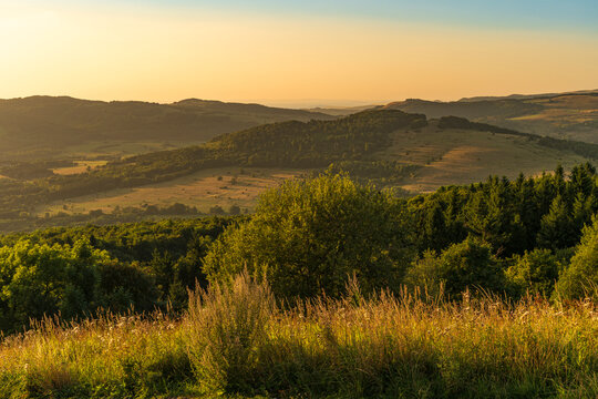 Blick vom Kreuzberg in die Rh&ouml;nlandschaft im Abendlicht, Biosph&auml;renreservat Rh&ouml;n, Unterfranken, Franken, Bayern, Deutschland