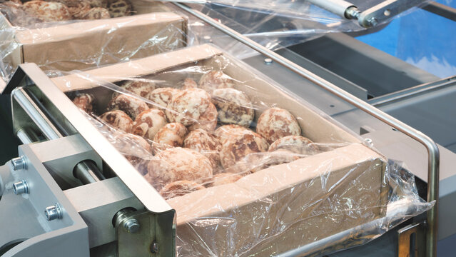 Automatic conveyor for packaging paper and plastic packaging of food products, confectionery, gingerbread.