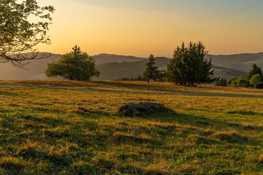 Blick vom Kreuzberg in die Rh&ouml;nlandschaft im Abendlicht, Biosph&auml;renreservat Rh&ouml;n, Unterfranken, Franken, Bayern, Deutschland