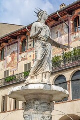 verona, italien - wahrzeichen madonna verona an der piazza delle erbe