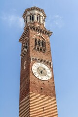 verona, italien - torre dei lamberti an der piazza delle erbe