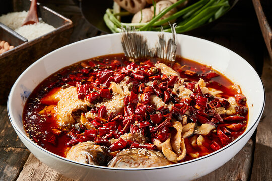 Boiling water and fragrant aroma of wild grass carp