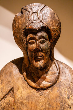 Virgin of the Descent from Durr&oacute;, 12th century, wood carving with traces of tempera polychromy, Church of the Nativity of Maria de Durro, Bo&iacute; Valley, MNAC, Barcelona, ​​Catalonia, Spain