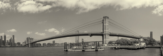 Obraz premium Scenic view of the Brooklyn Bridge connecting Manhattan and Brooklyn in New York City